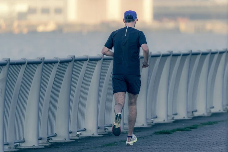 Man running at gentle pace demonstrating proper running gait analysis form with guidance from an exercise physiologist Melbourne